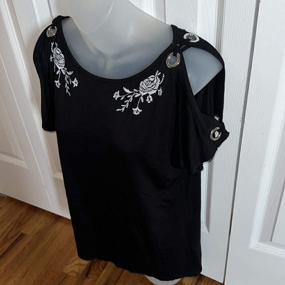 Cable & Gauge Black Peep Shoulder Flower Embroidered Top Blouse Shirt Medium NWT - Picture 2 of 6